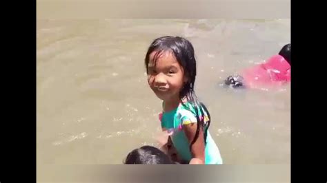 Batang Bata Naliligo Sa Ilog Hubot Hubad .